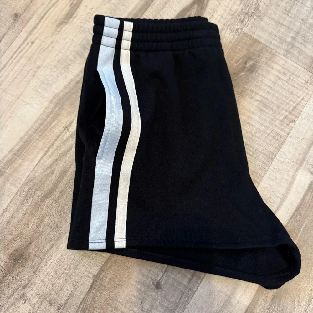 Women’s Pink VS Ivy Fleece Short - Picture 4 of 5